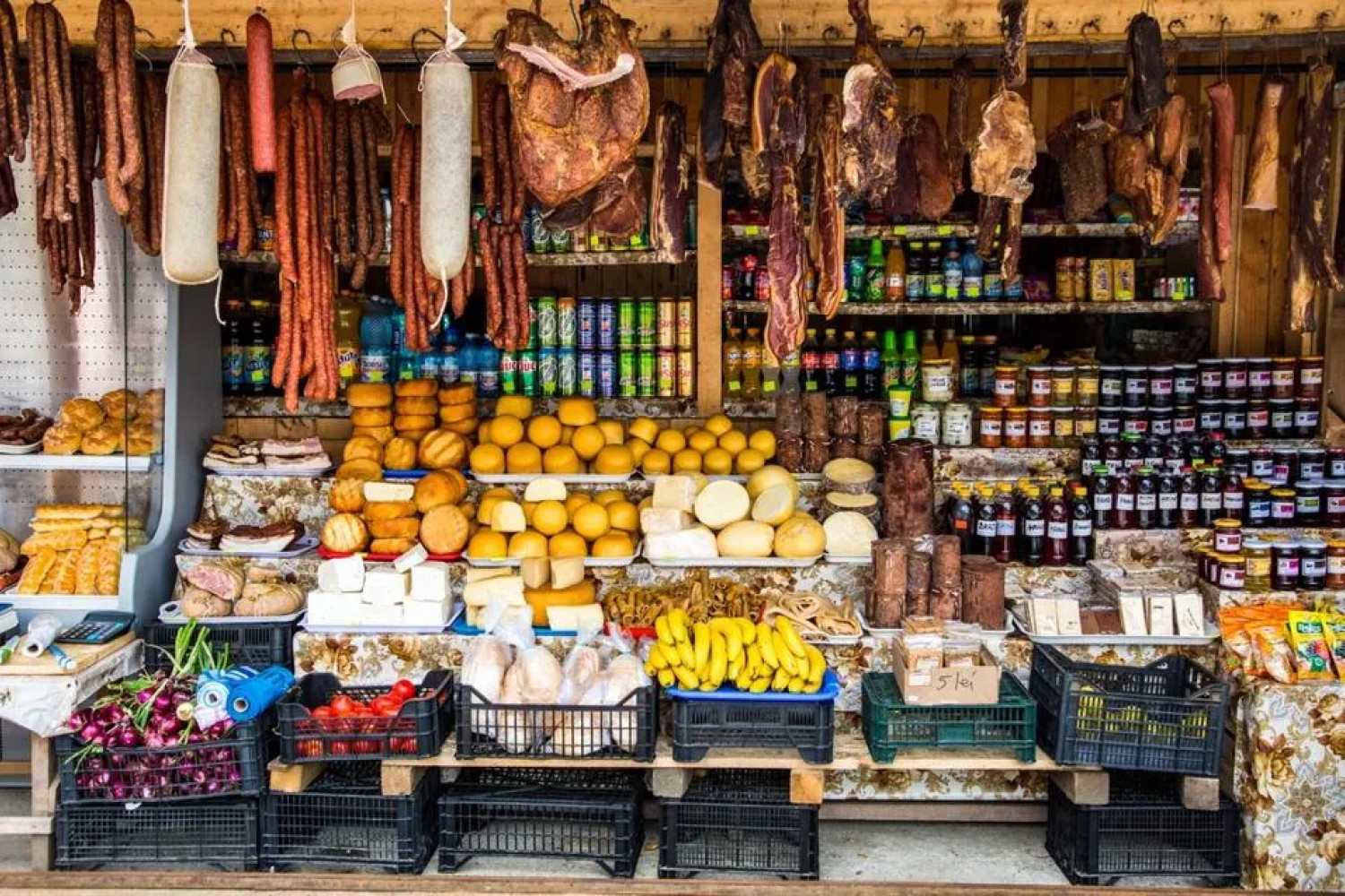 Descoperă farmecul piețelor locale și aromele suvenirurilor autentice din România